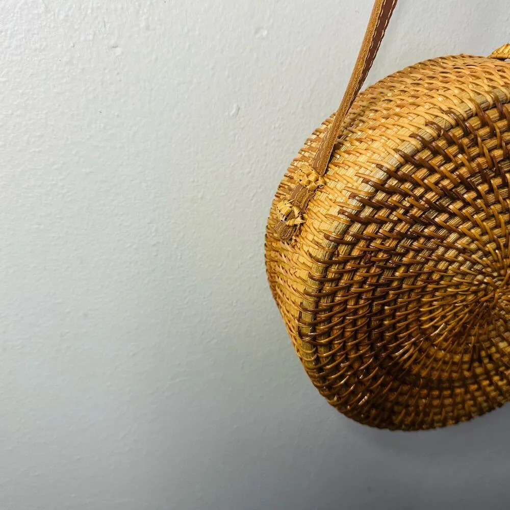 NWT Hand Woven Guatemalan Rattan Tan Wicker Straw Basket Beach Crossbody Purse - Image 6