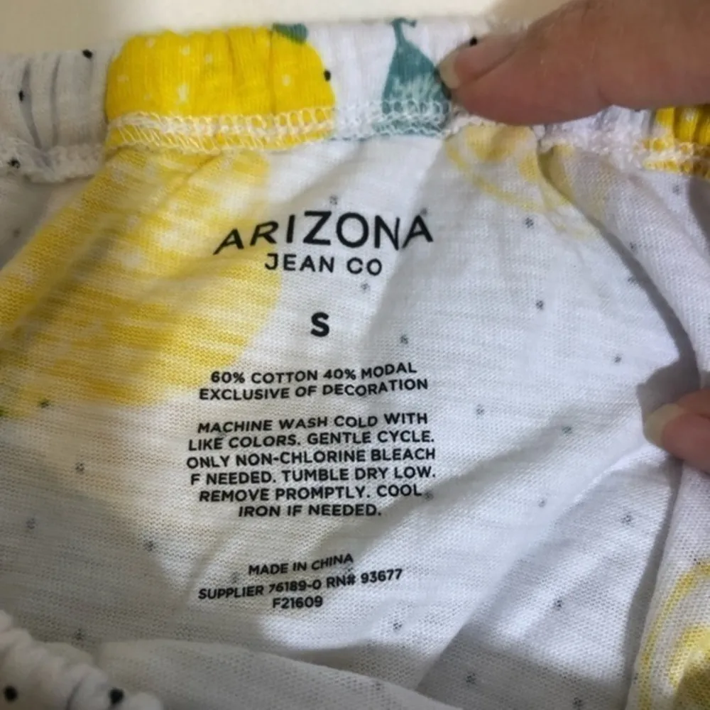 NWT Lemon Print Lace Trim Crop Top Tee Smocked New - Image 4