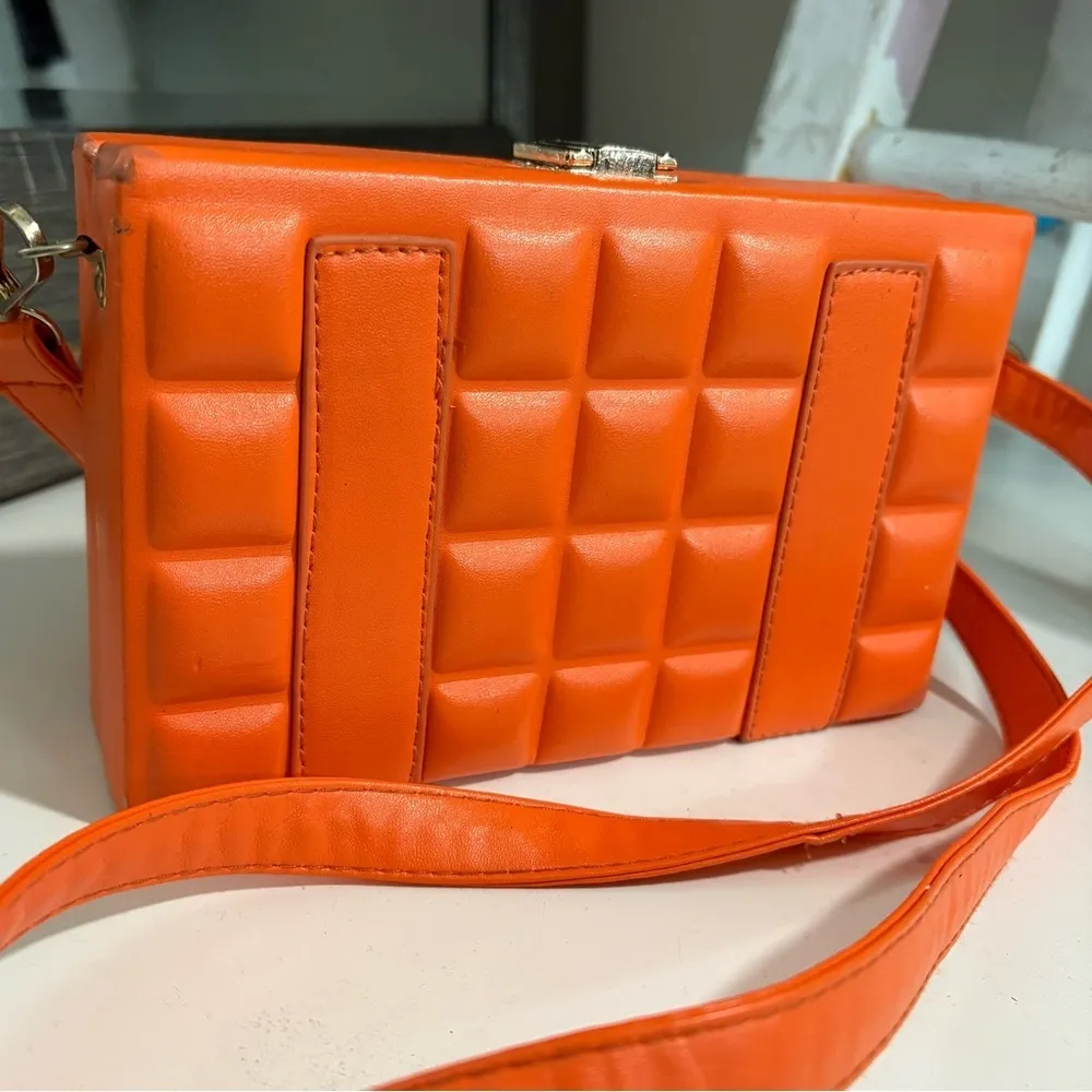 Woman’s box cross body bag in orange color - Image 8