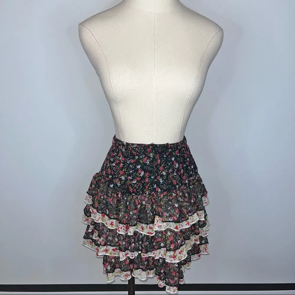 OLIVE des OLIVE Black Floral Poppy Tiered Ruffle Short Mini Skirt XS/S - Image 2