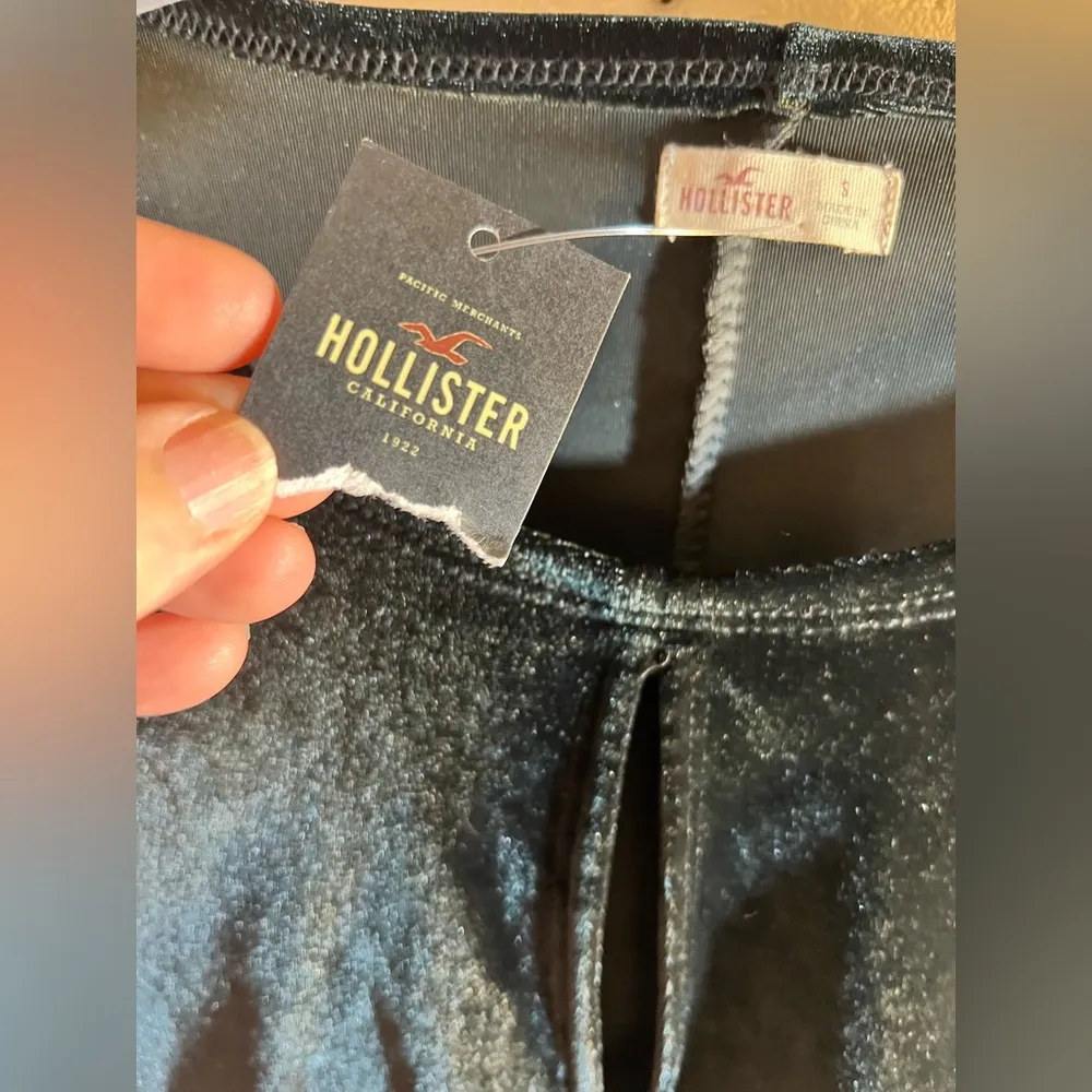 Hollister NWT Black Velvet Long Sleeve Cropped Top - Image 3