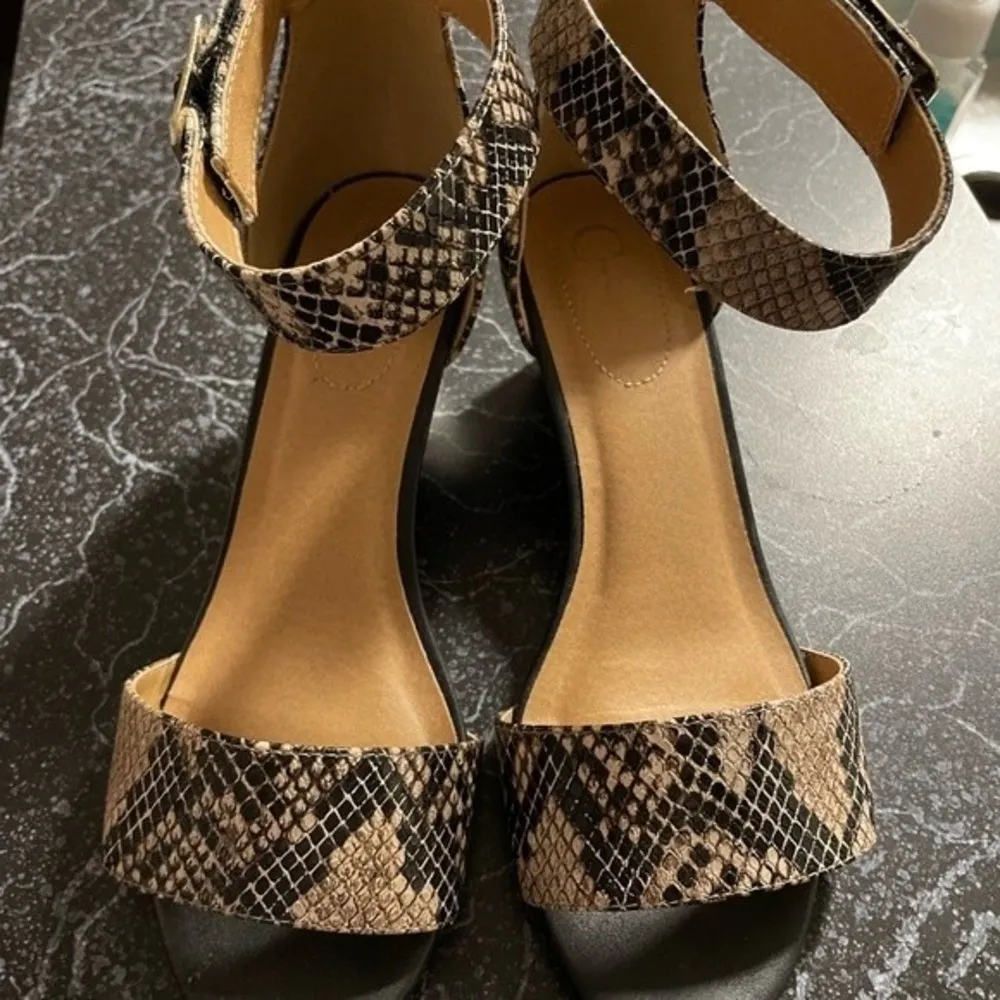 Ankle Strap Wedge in Faux Snake Skin Pattern w/ Velcro Strap Size 8 - Image 4