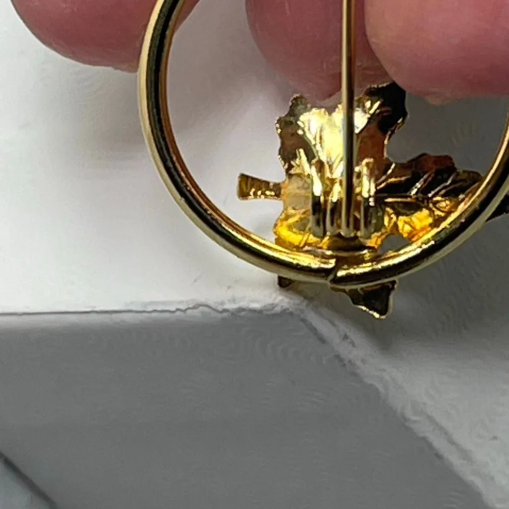 Vintage pearl adorned maple leaf open circle brooch. Gold - Image 4