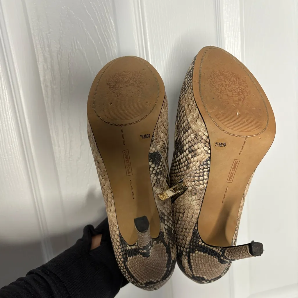 🦋VINCE CAMUTO Elvin Snakeskin Platform Bootie, 7.5M - Image 5