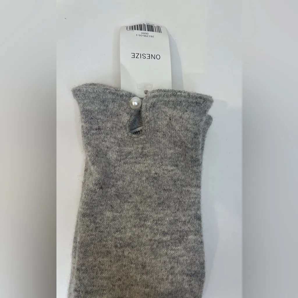 Banana‎ Republic NWT Wool Light Gray Knit Gloves Pear detail One Size - Image 3