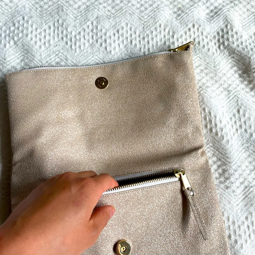 beige vegan leather fold over clutch with champagne sparkles NWOT - Image 3