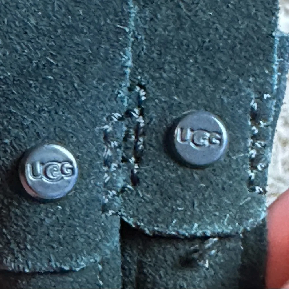 UGG Hazel Waterproof Chelsea Ankle Boots Black
Size 9 Lightly Used - Image 6