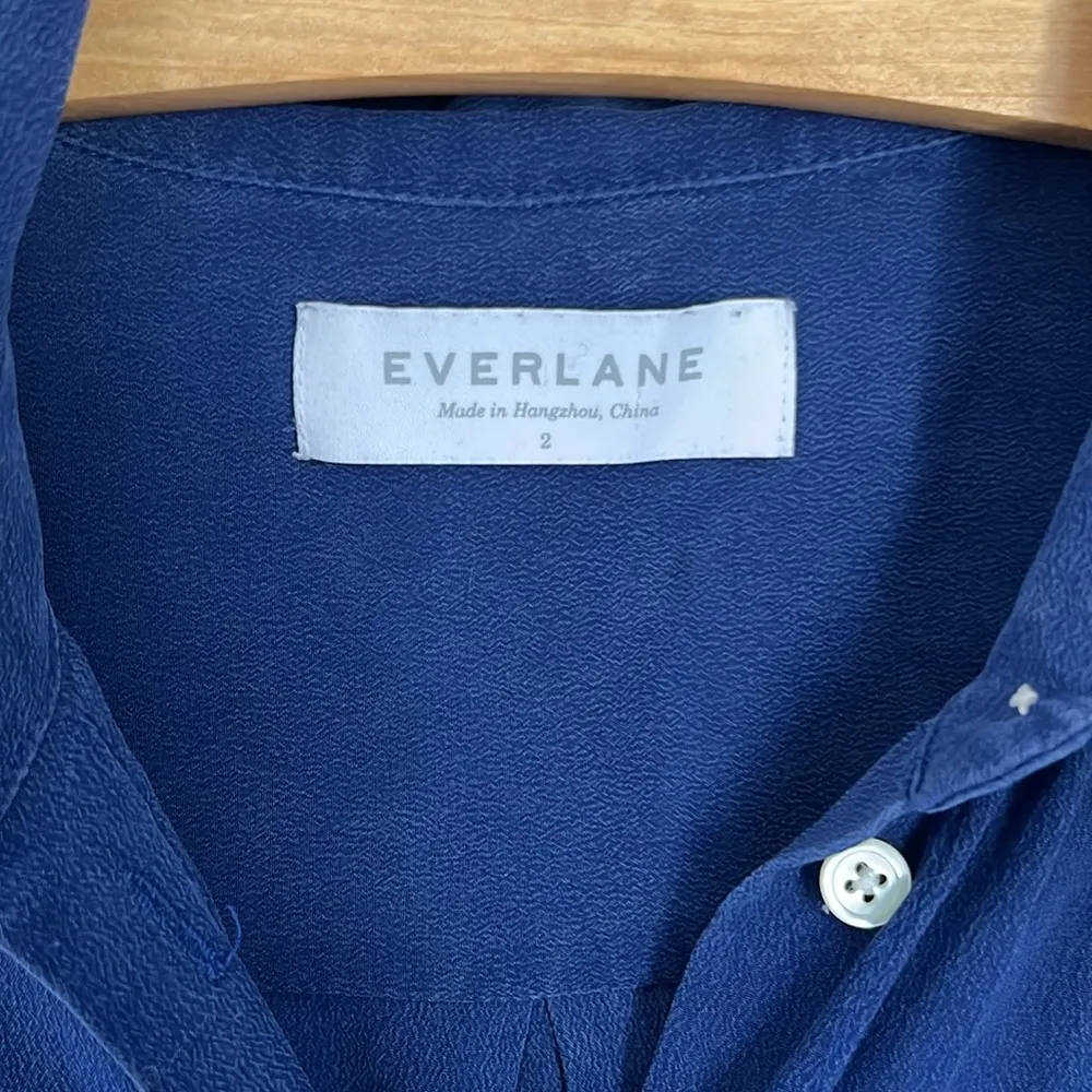 Everlane Blue Silk Button Down Shirt. Size 2 - Image 2