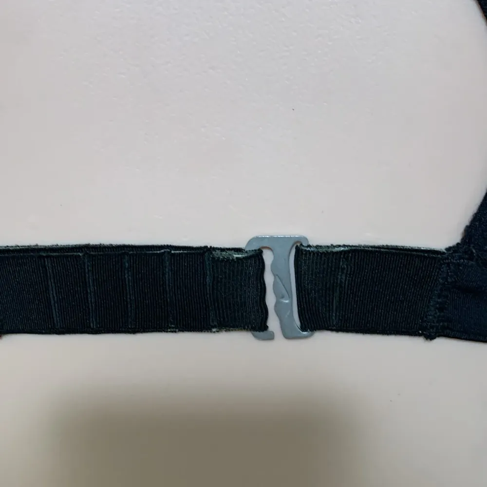 Nike Dri-Fit woman yoga strap sport bra size XS look at all pics black - Image 6