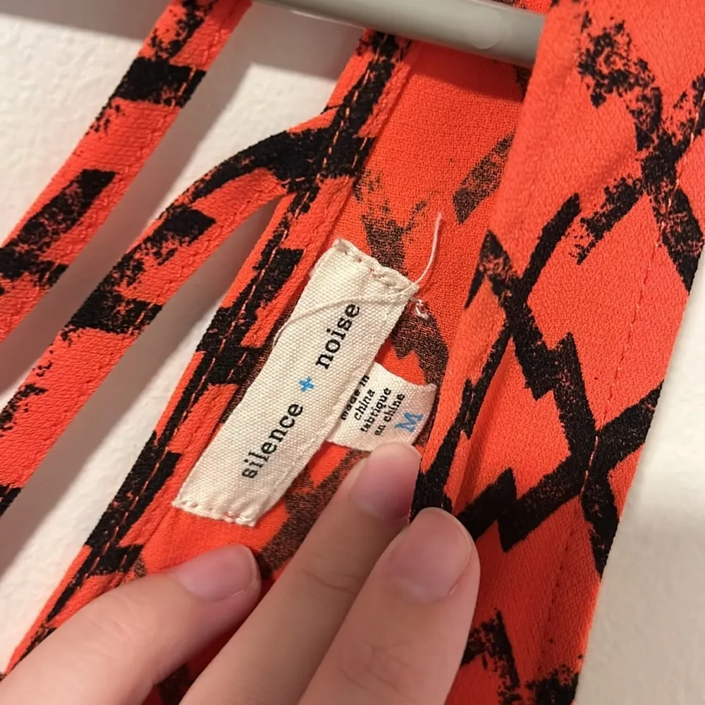 Silence + Noise Urban Outfitters Orange and Black Summer Boho Romper Size M - Image 2