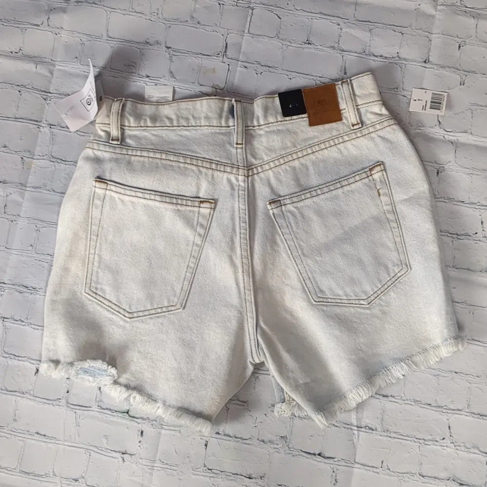 Rip curl distressed fringe river denim shorts size 3 - Image 6