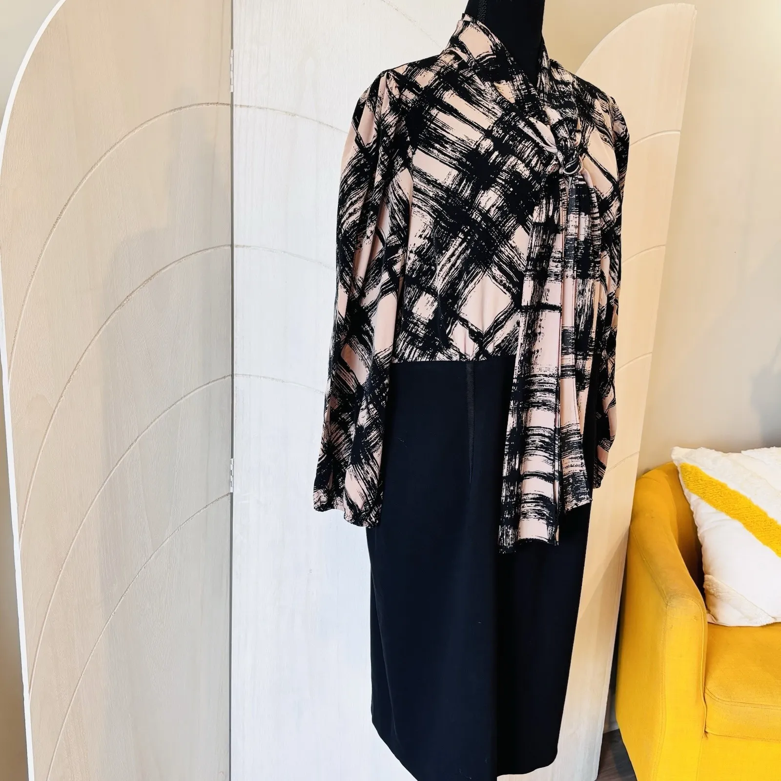 Anne Klein Sheath Dress Size 16 Black Beige Tie Neck Long Sleeve Classic - Image 4