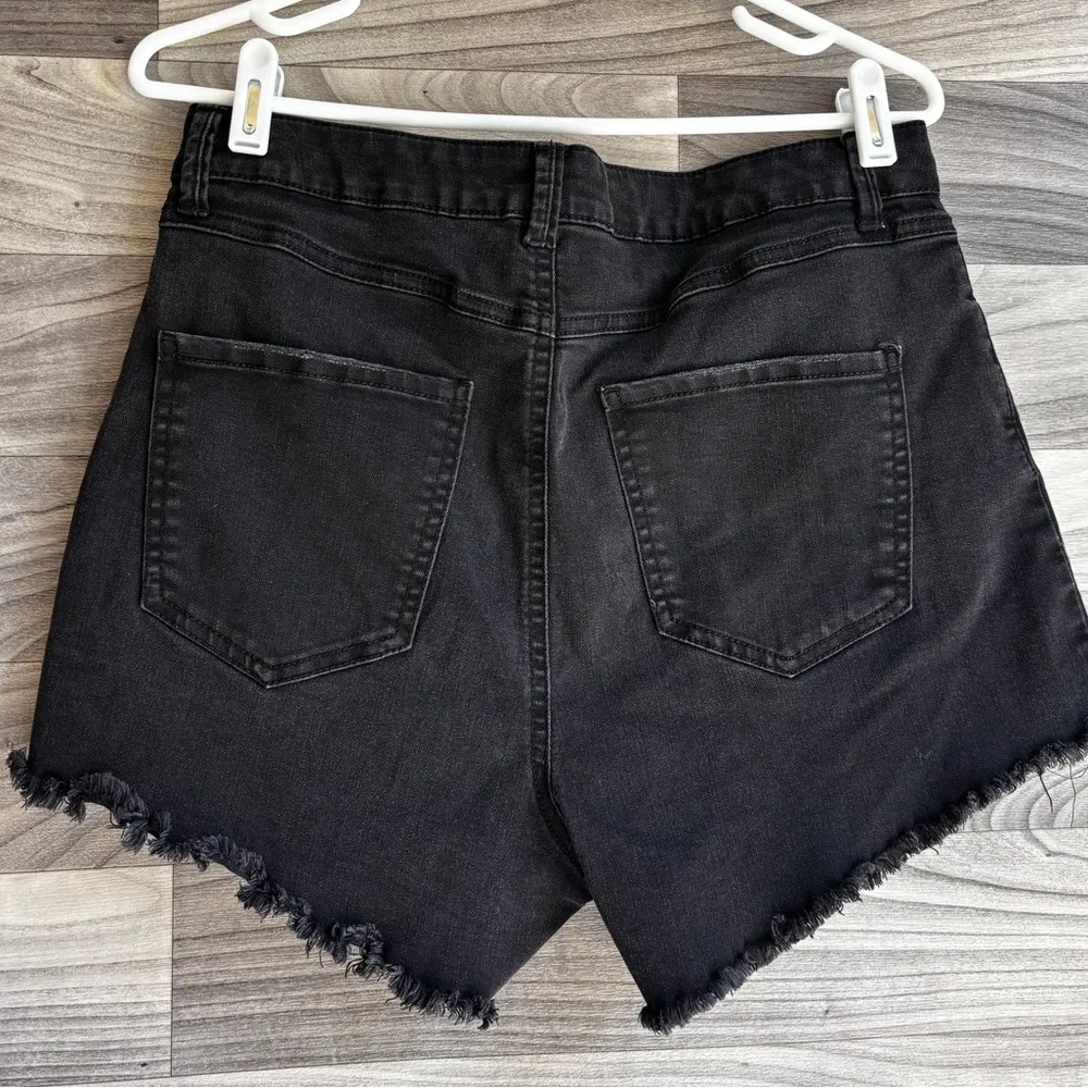 Rewash Black Jean Shorts with Distressed Hem - Image 4