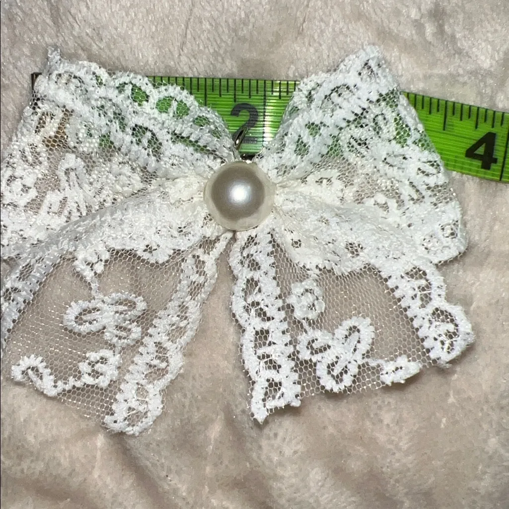 Cute as a button cream lace bow shoe clips! Size undefined - Image 8