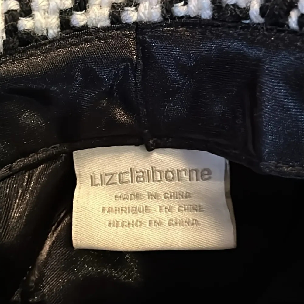 Liz Claiborne Black & White Winter Bucket Hat. - Image 9