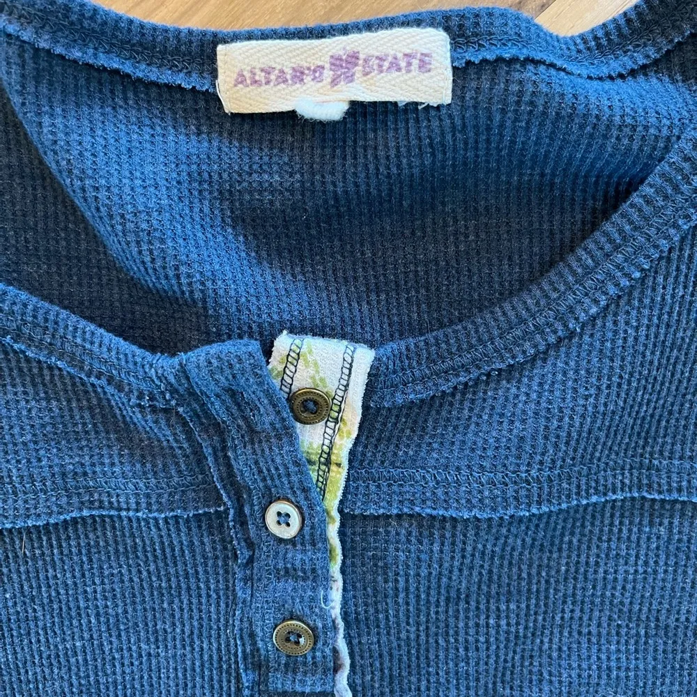 Altars State Henley Waffle Shirt Womens fits Medium Large - Image 2