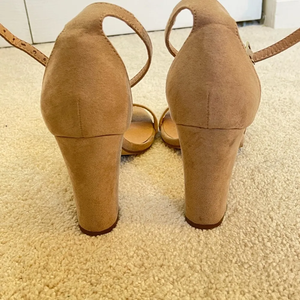 Madden Girl Bella nude heels open toe block heel faux tan suede size 7.5 - Image 4