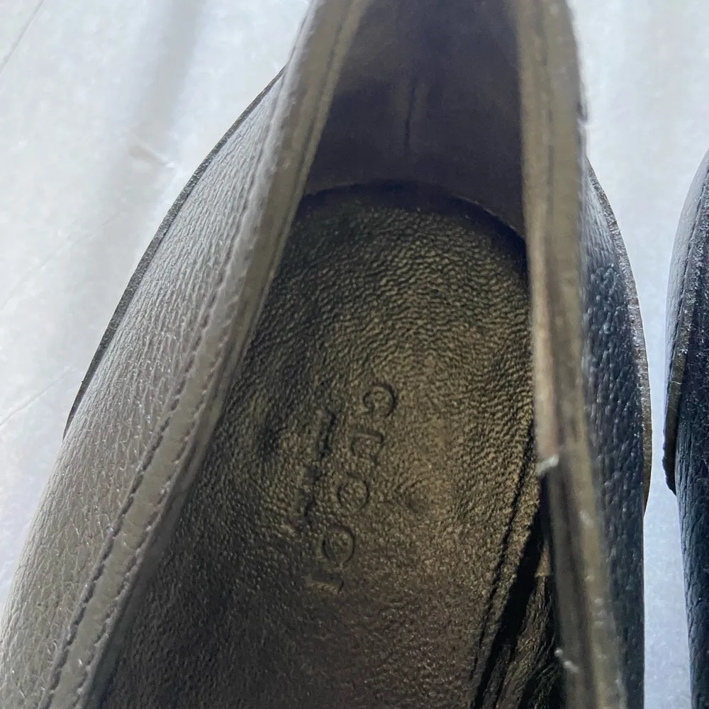 Gucci  Black and Gold Leather Flats with Chain Detail Authentication provided - Image 2