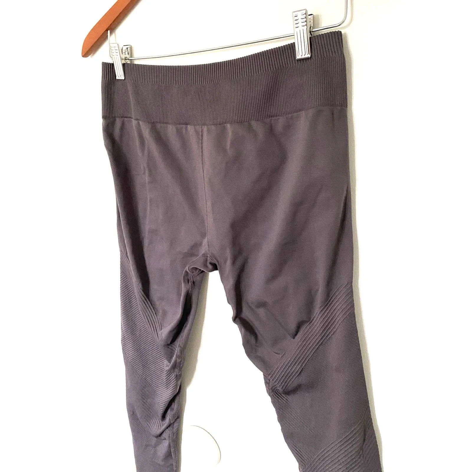 Fabletics Shadow Mid Rise Seamless Rib 7/8 Leggings Compression Sculpt Yoga Sz M - Image 3