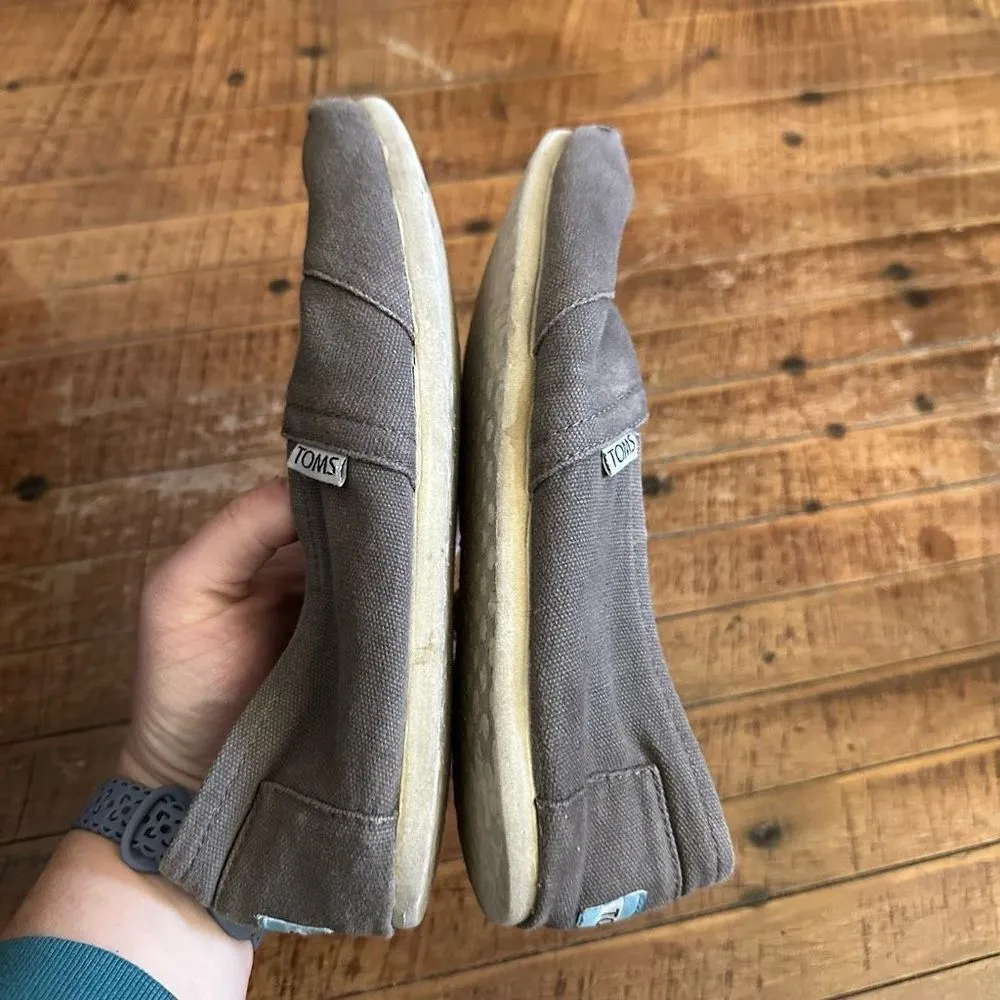 Tom’s minimalist gray slip on normcore size 8 shoes - Image 5