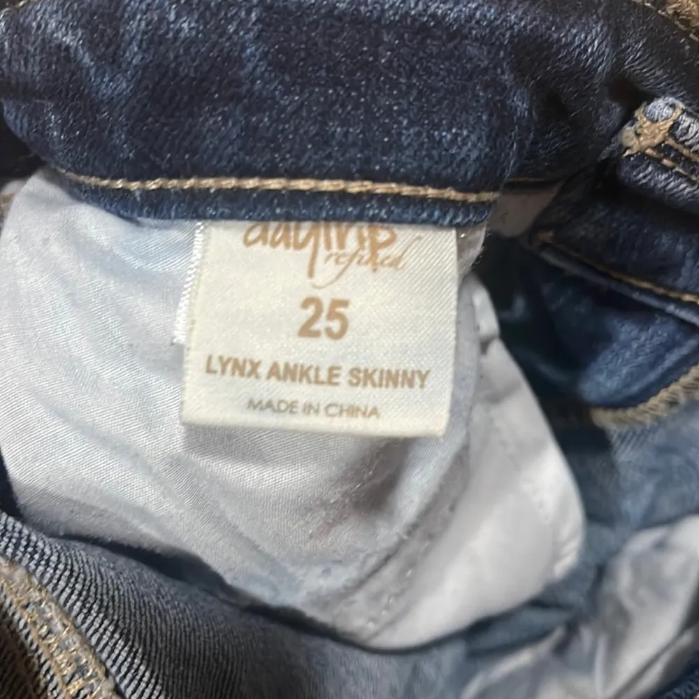 Daytrip Refined Distressed Lynx Ankle Skinny Stretch Blue Denim Jeans - Image 4