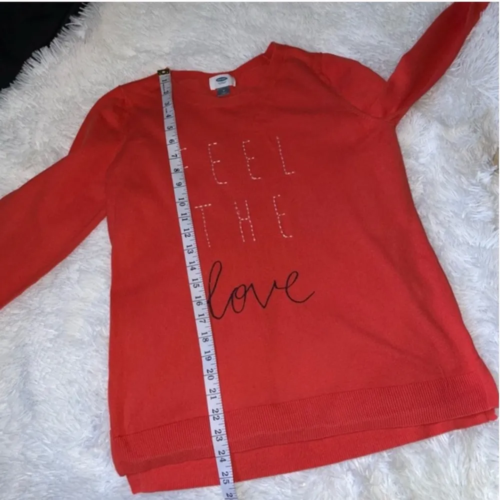 Women's Crew Neck Embroidered "Feel the Love" Sweater Medium top shirt - Image 7