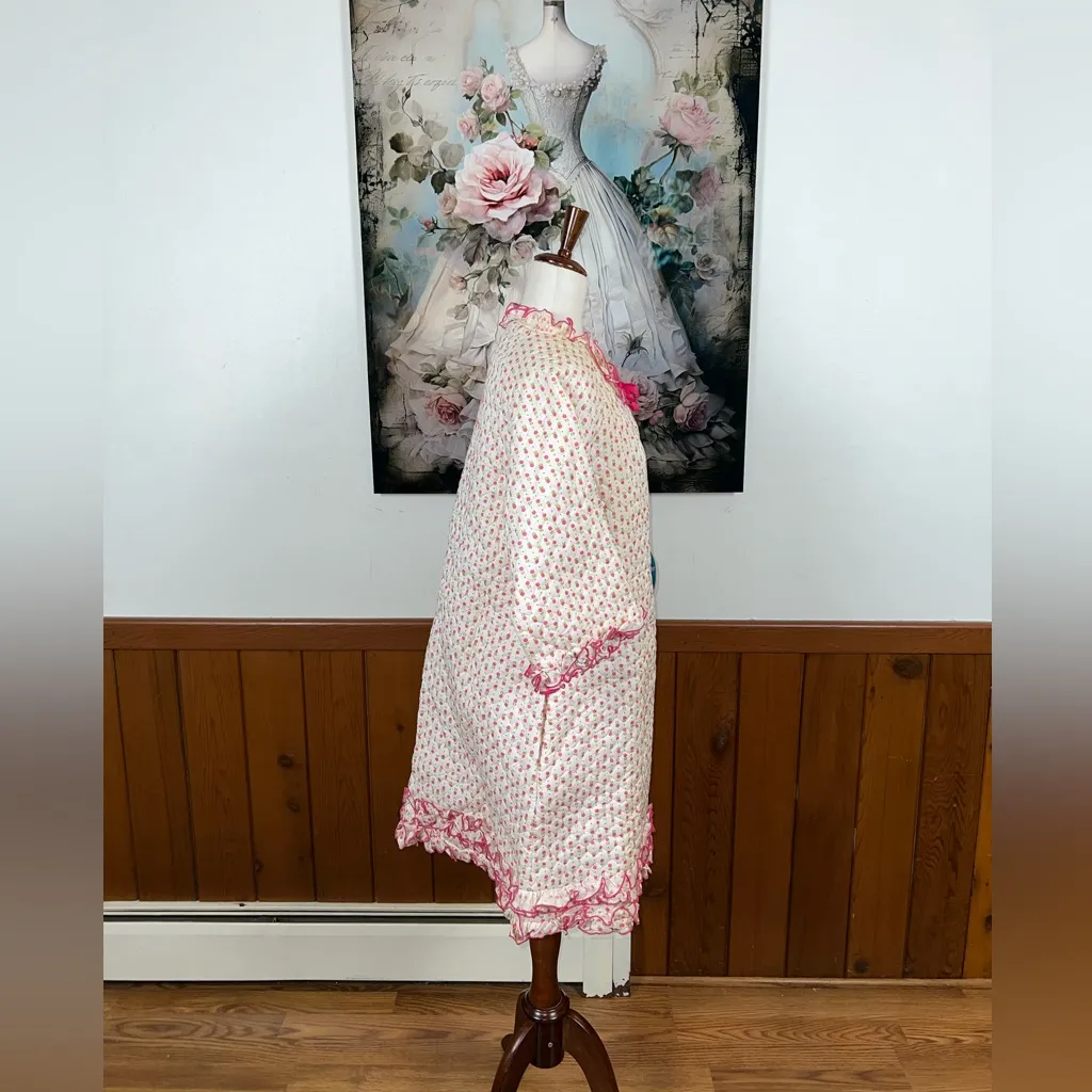 Darling *New* Vintage 1960s/70s Dela Ann Creations Ruffled Quilted Robe! Pink Size M - Image 6