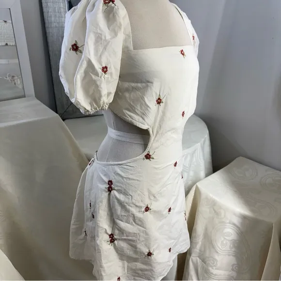 Elegant White Floral Dress - Image 2