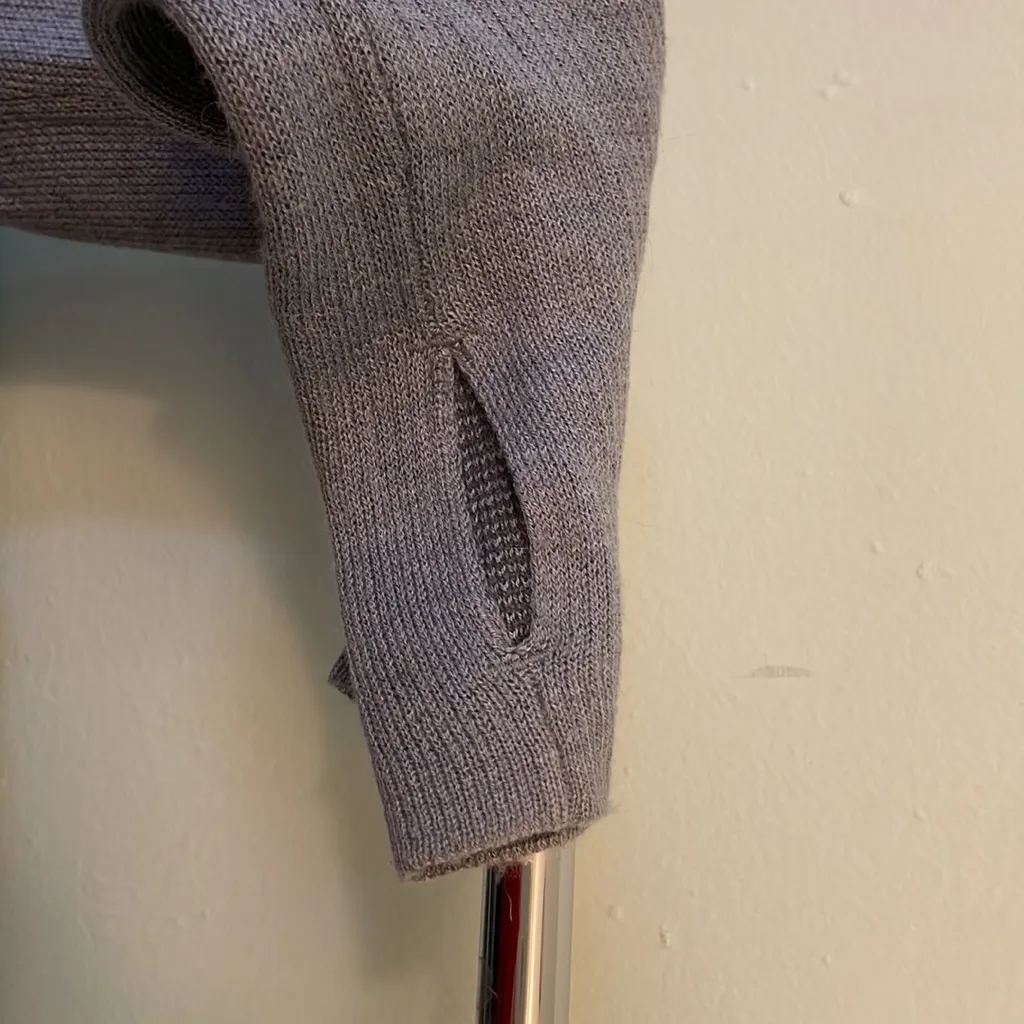 Lululemon grey sweater with thumb holes EUC - Image 4