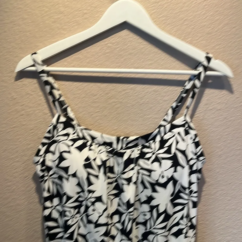 Lands End Women’s Blouson Tummy Hiding Tankini Swimsuit Top Size 8 Black White - Image 3