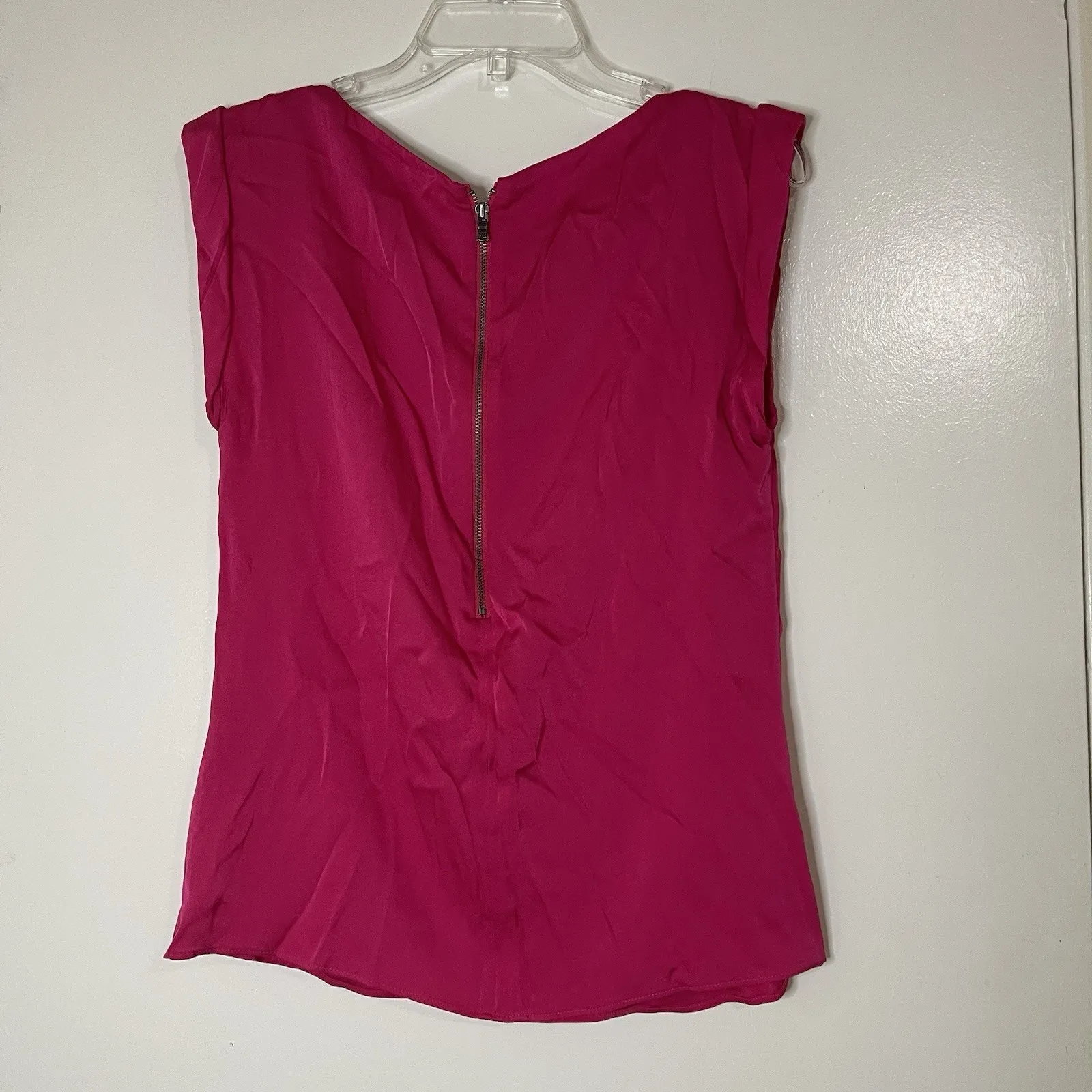 Alice + Olivia  hot pink sleeveless satin silk shell top size US small - Image 5