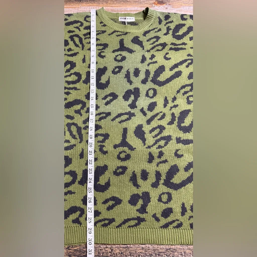 Elegant Green and Black Patterned Women's Sweater - Image 7