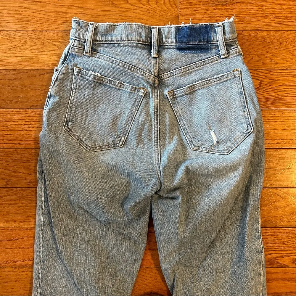 Abercrombie & Fitch 90s Relaxed Jean High Rise Ripped Denim Light Blue Size 26 - Image 4