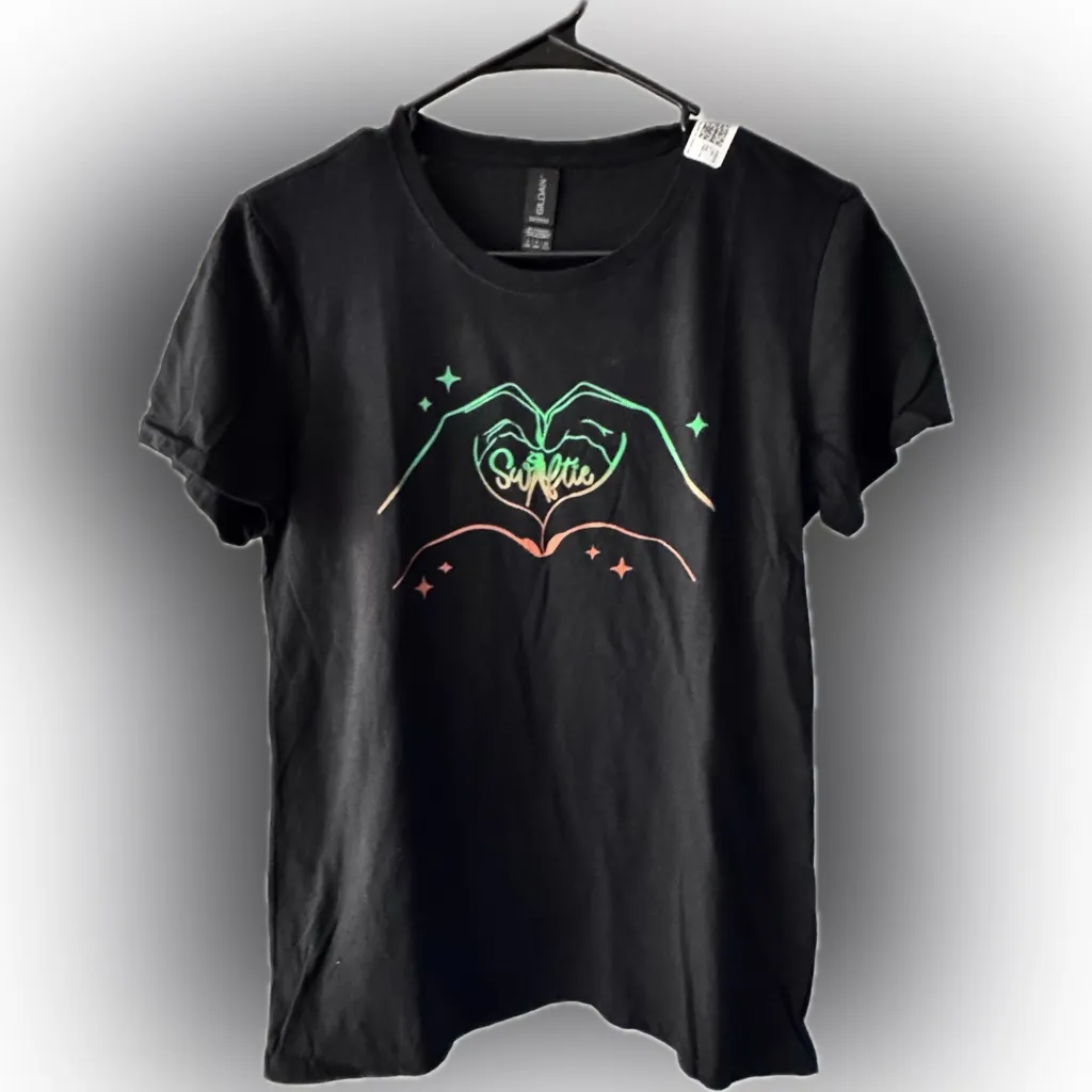 NWT Swiftie Hands Heart Graphic Tee Black Unisex Style T-Shirt Small - Image 2