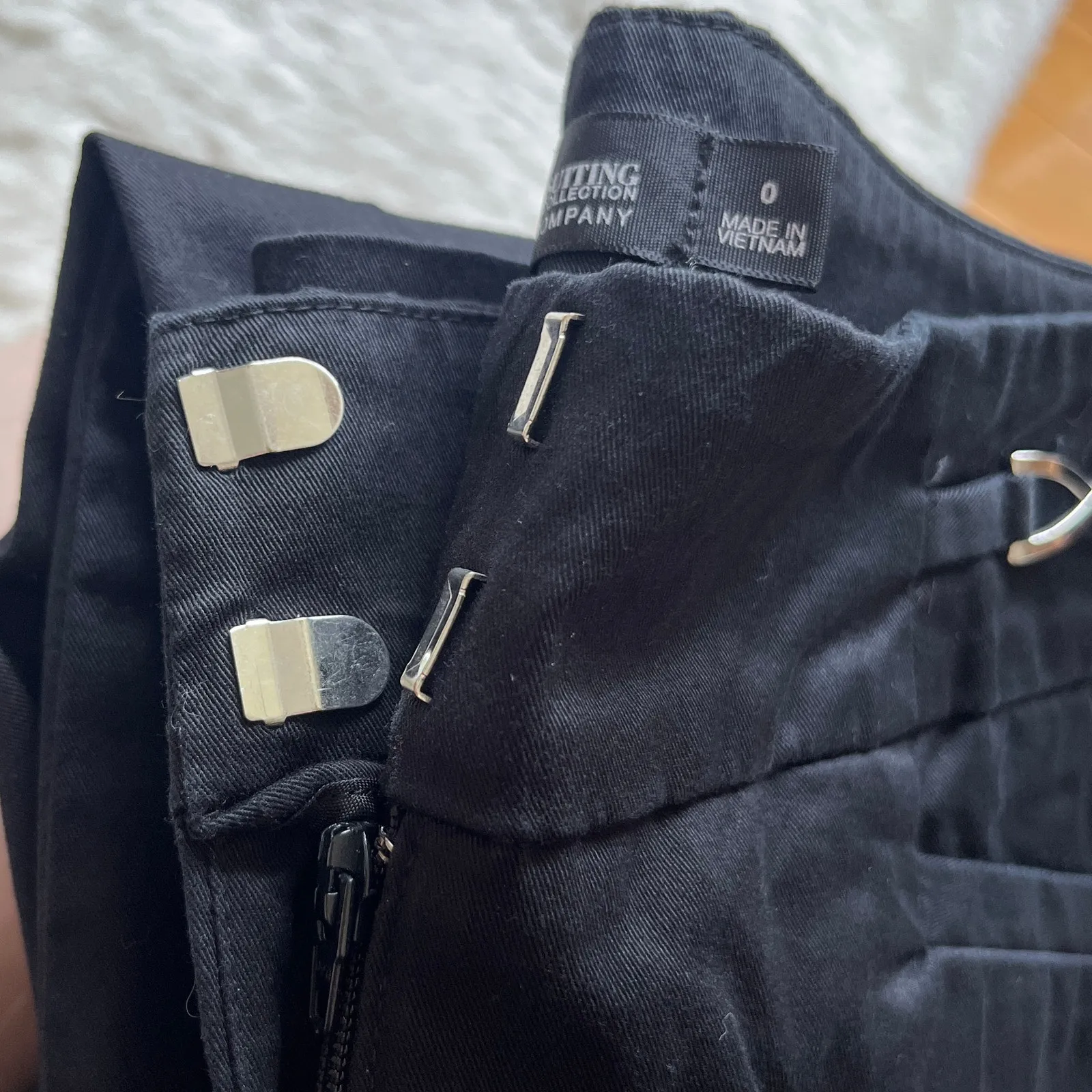 NY & Co | Black Capri Chino Pants | Women's Size 0 | Corporate Goth Workwear - Image 6