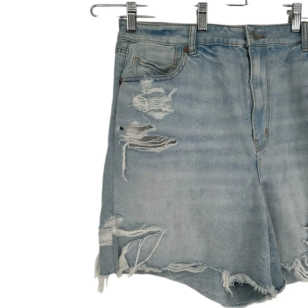 American Eagle Ripped Baggy Mom Denim Shorts sz 18 Ripped Distressed Light Wash - Image 2