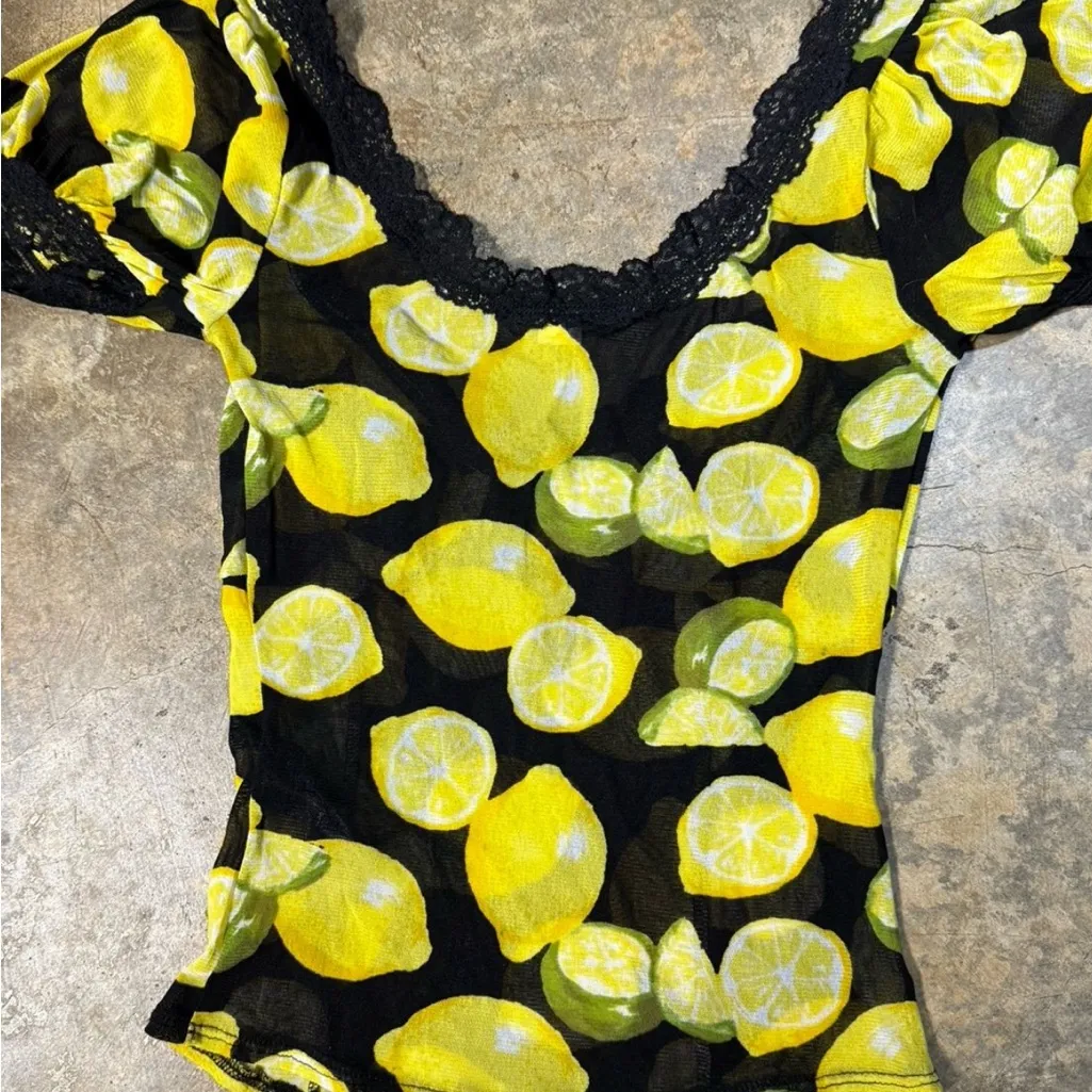 Kimchi Blue lemon mesh design sheer top. Size medium - Image 4
