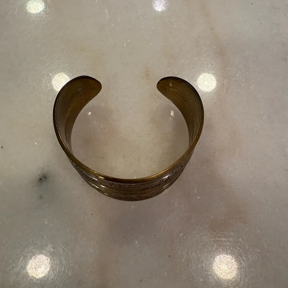 Vintage Brass Tone Etched Floral Cuff Bracelet Gold - Image 5