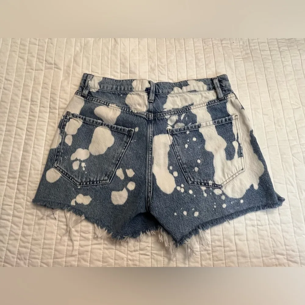 Frame Le Ultra Raw-Edge Bleached Denim Shorts - Image 6