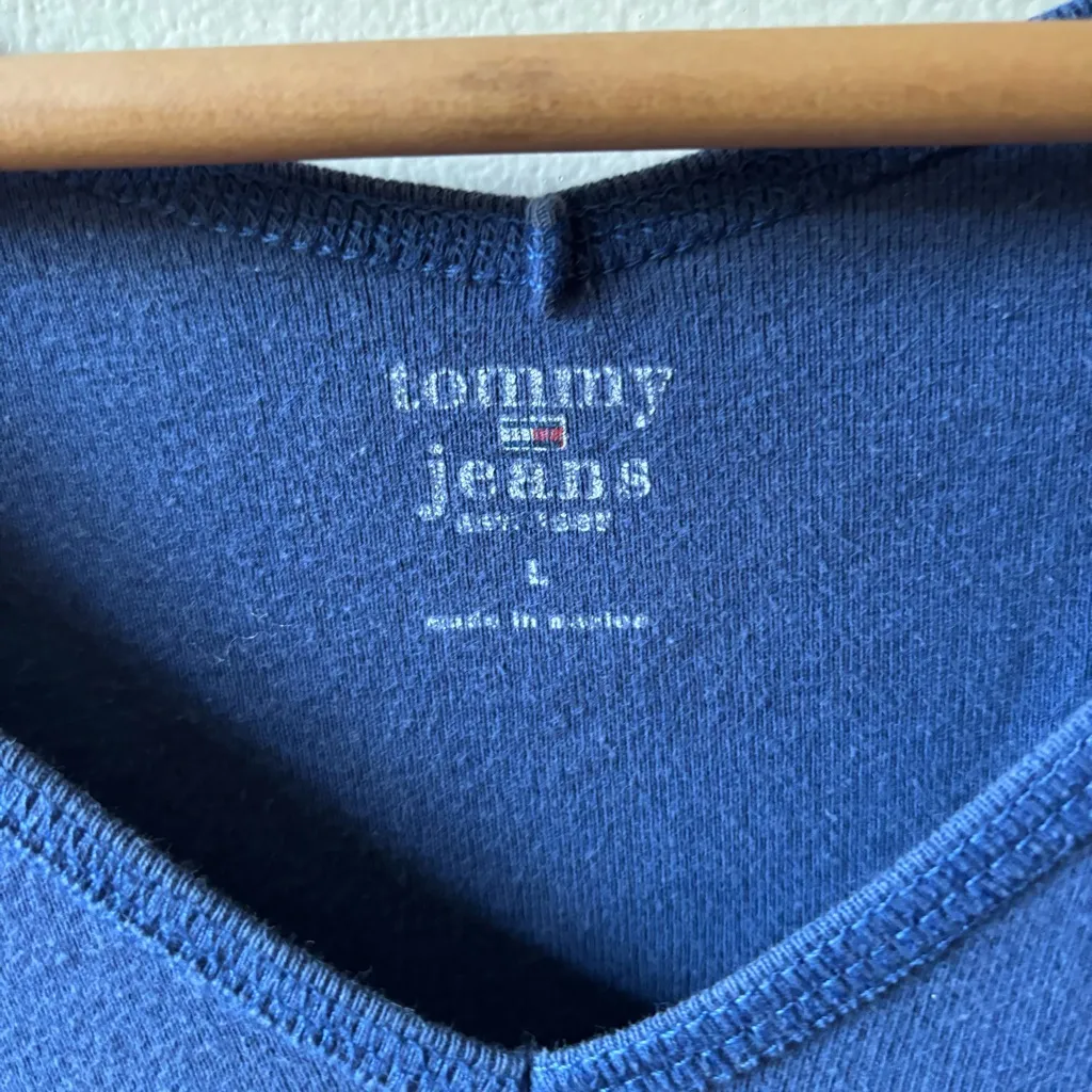 Tommy Hilfiger Y2K Graphic Tee - Image 4