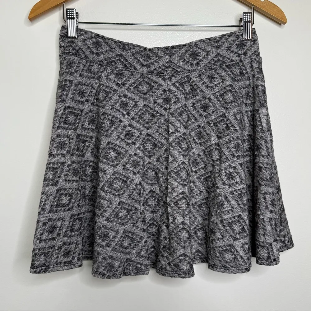 American Eagle Geometric Skater Skirt Size Medium Black Gray - Image 2