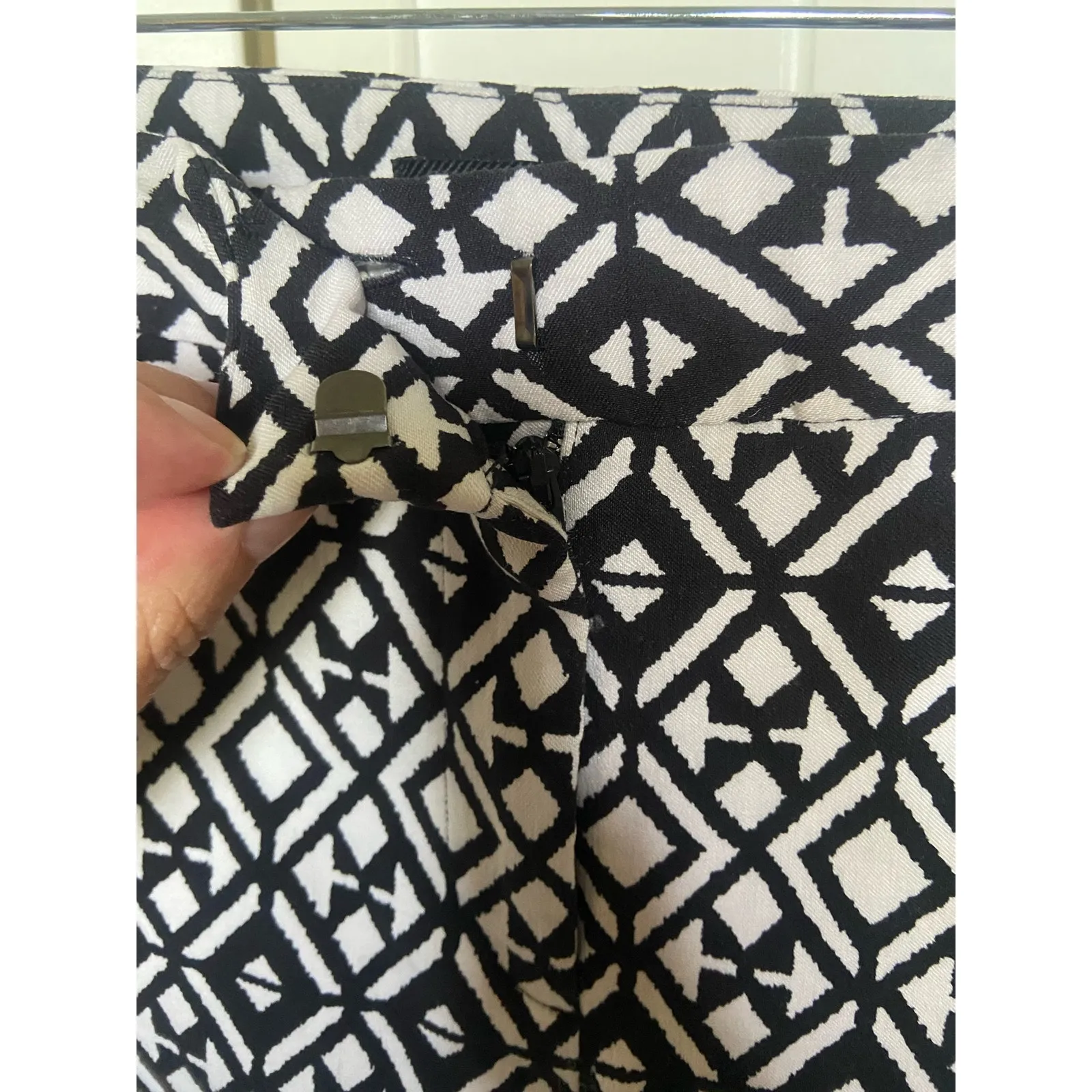 Mario Serrani Womens Shorts Size 8 Black White Tribal Geometric Print Fitted‎ - Image 8