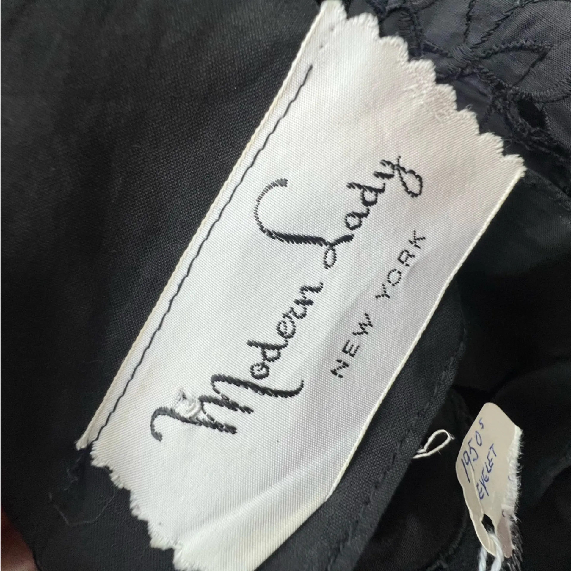 Vintage Modern Lady 1950s black cotton floral cutwork embroidered wiggle dress Size M - Image 3