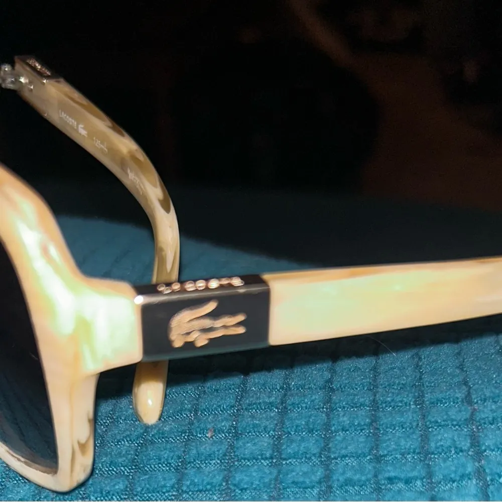 Lacoste Stylish Ivory Women's Sunglasses EUC - Image 2