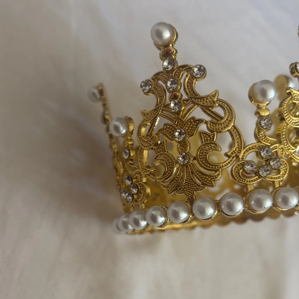 Elegant Gold and Pearl Crown - Image 3