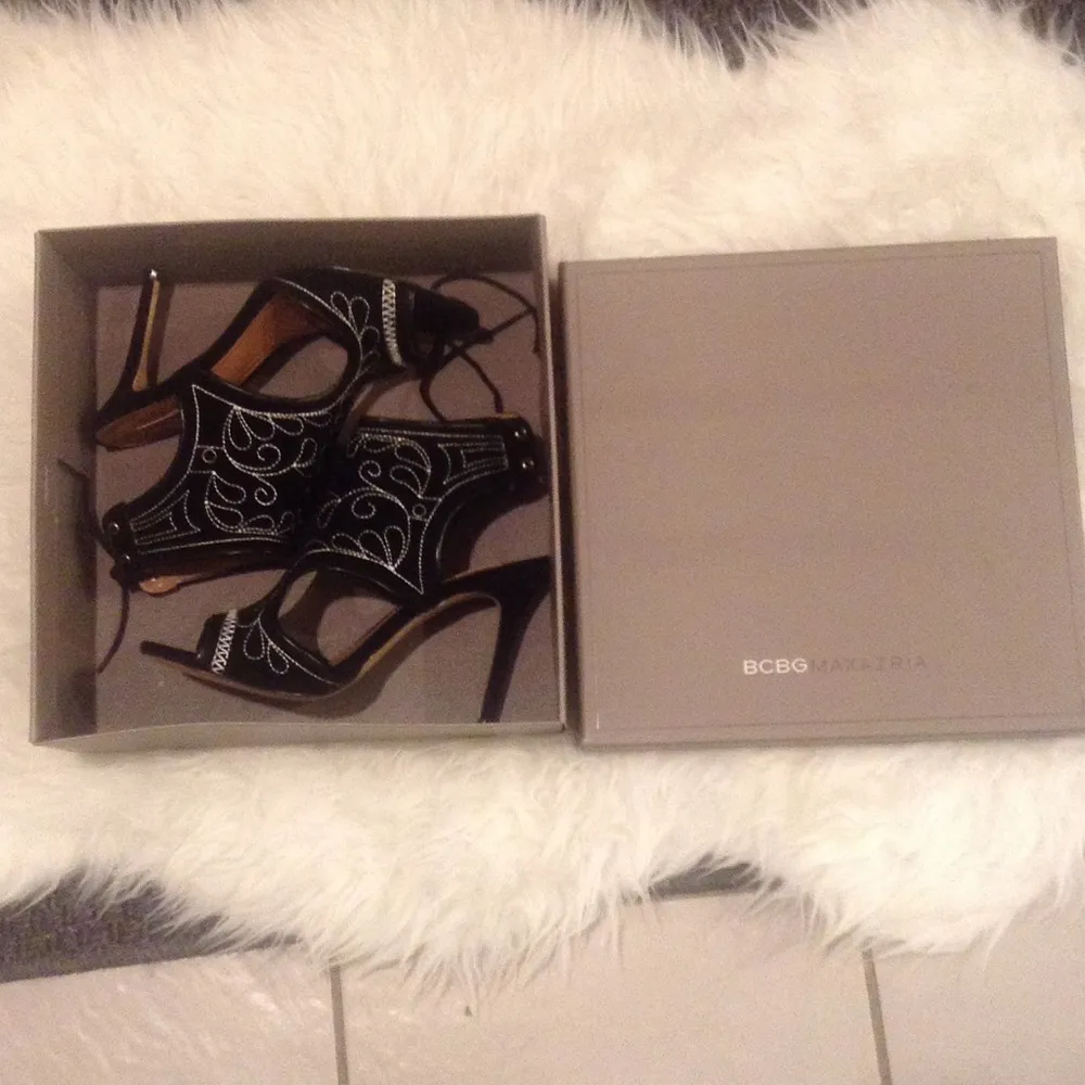 💕BCBGMAXAZRIA💕 Myah Embroidered Faux Suede Heel Sandals 9 New in Box - Image 7