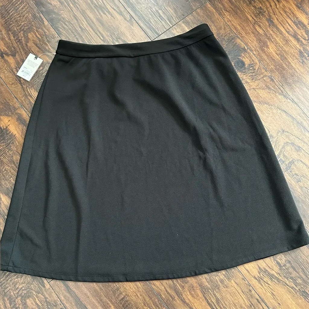 Elegant Black Women's Skirt medium nwt - Image 5