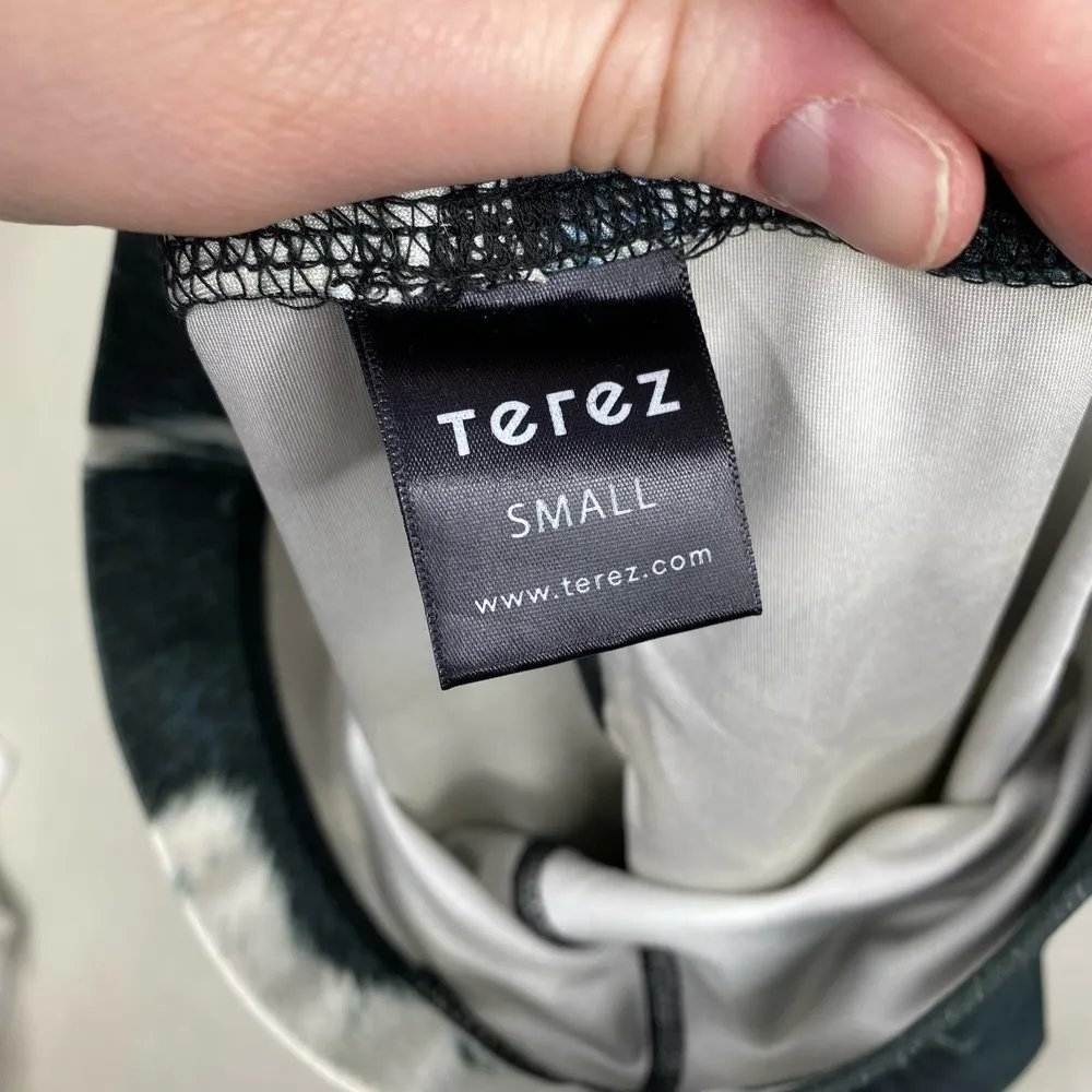 TEREZ Cowhide Print Capri Leggings Activewear Black White & Gray Size Small - Image 5