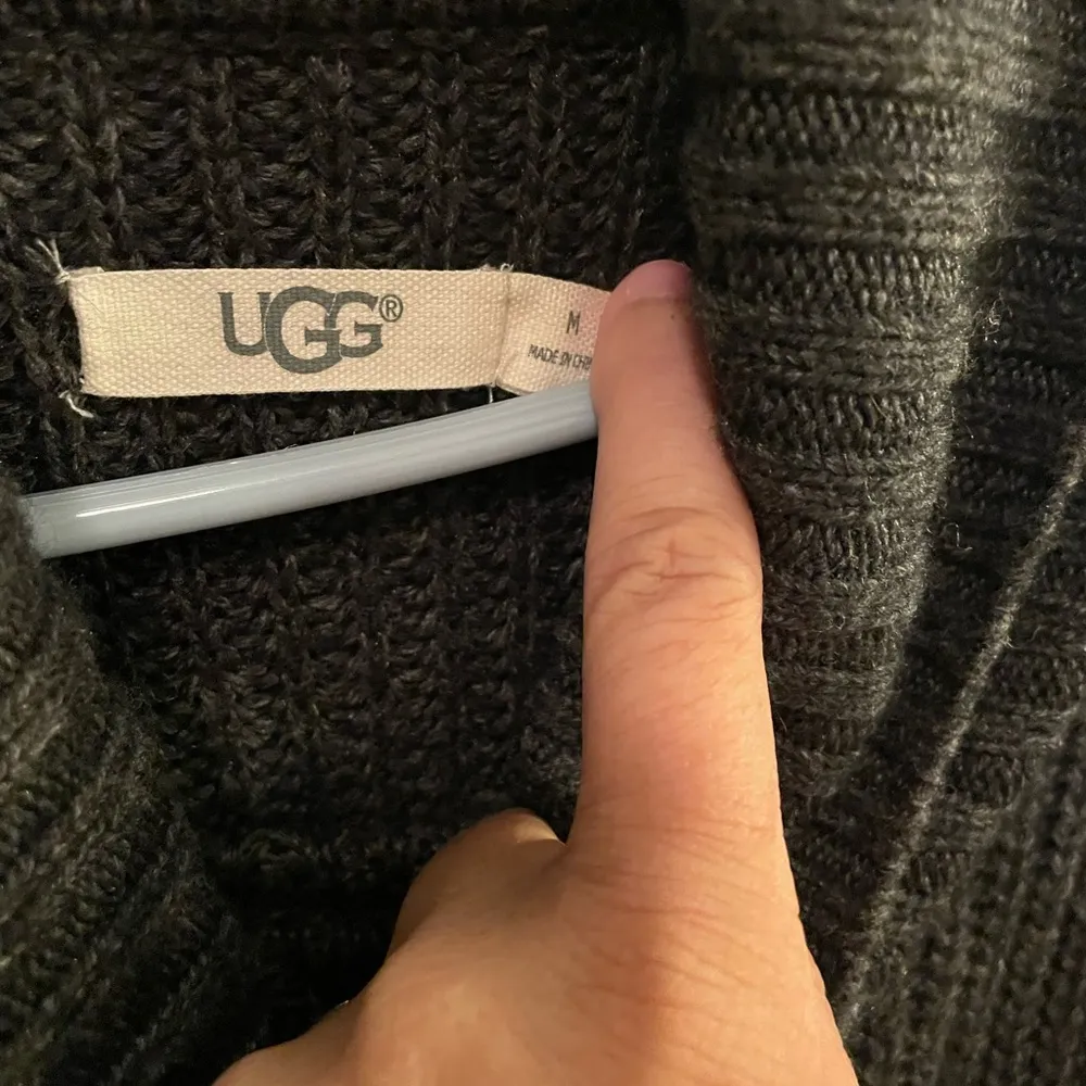 Ugg Raelynn Sweater Poncho Black Medium - Image 4