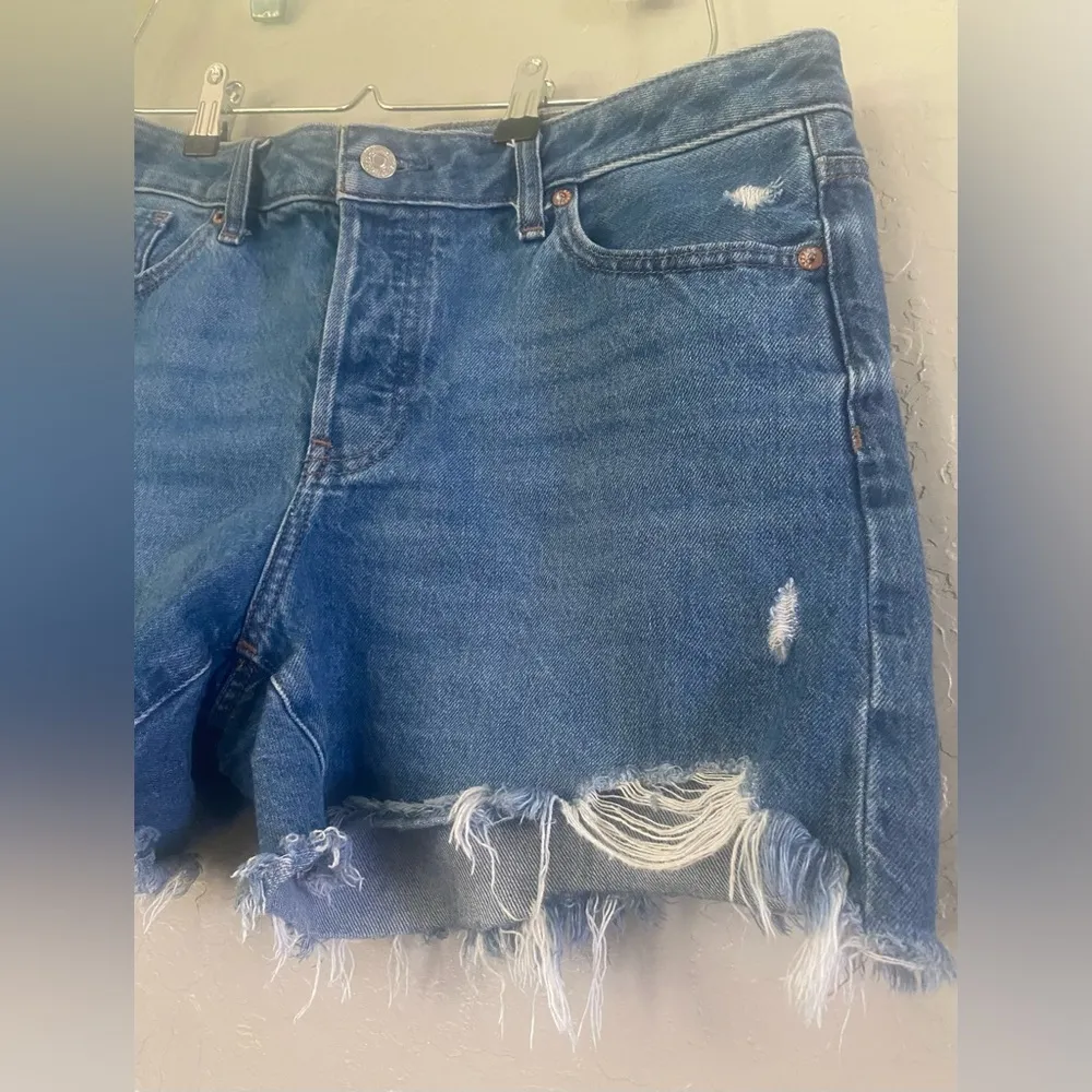 EXPRESS Boyfriend Midi MidRise Denim Shorts Button Fly Sz 8 Raw Hem Distress - Image 5